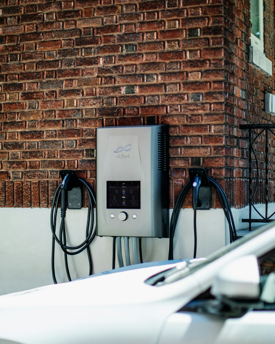 Borne de recharge installée sur un mur en brique