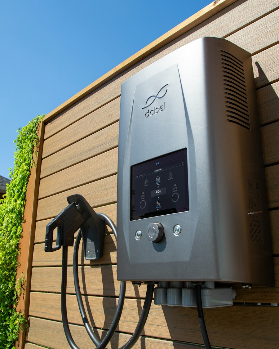 Borne de recharge murale sur un bardage bois